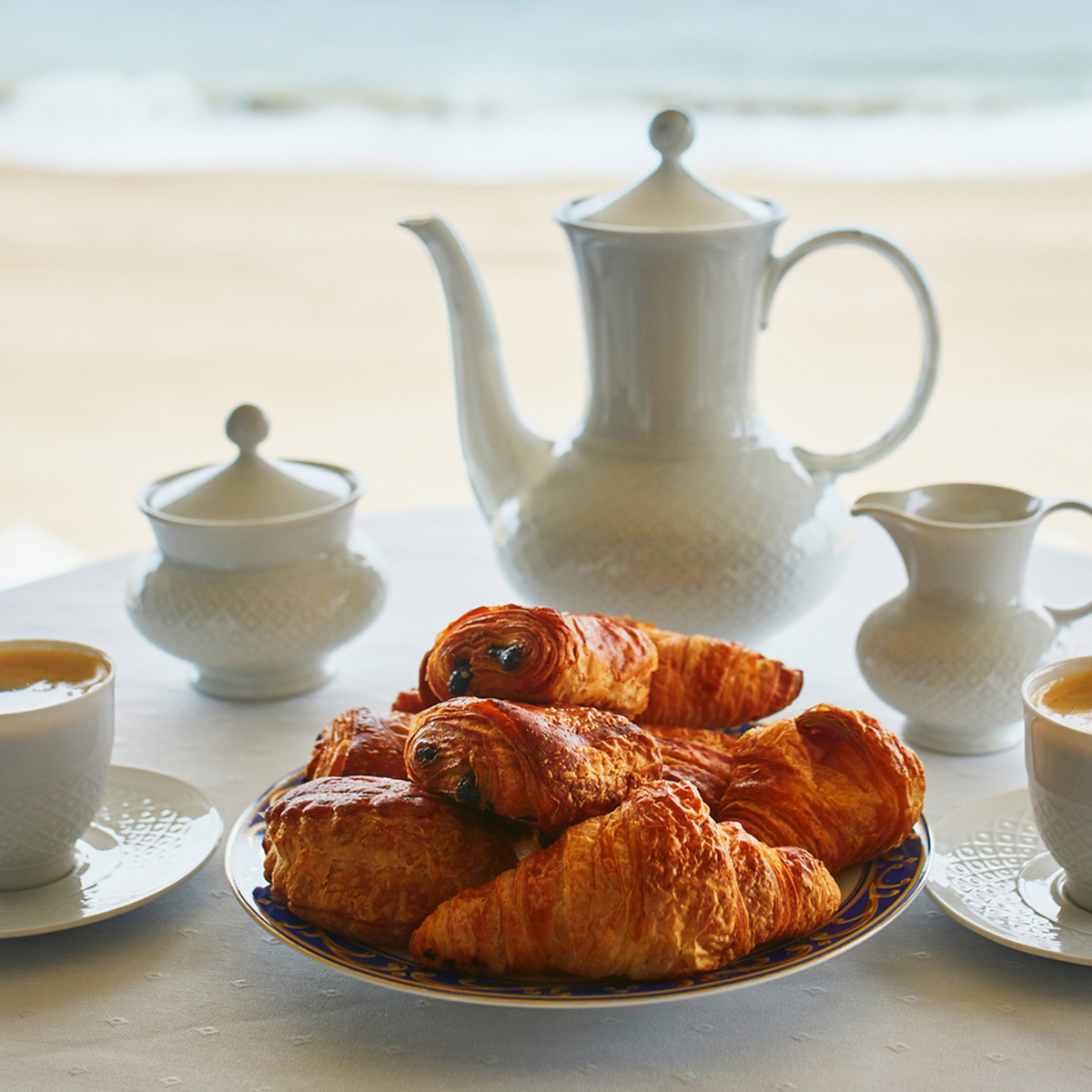 Petit-déjeuner avec vue sur la mer